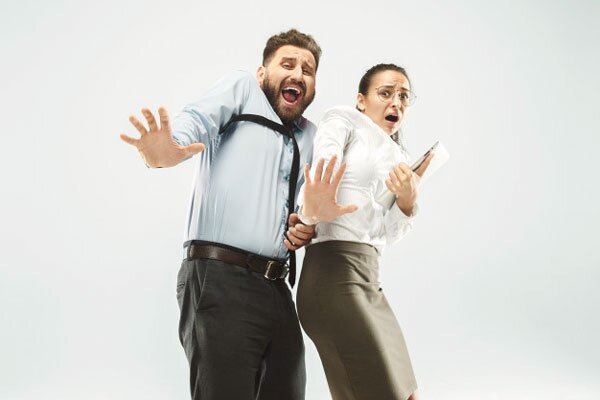 Nói về sự sợ hãi trong tiếng anh - Idioms For Scared 3 Portrait of the scared woman and man